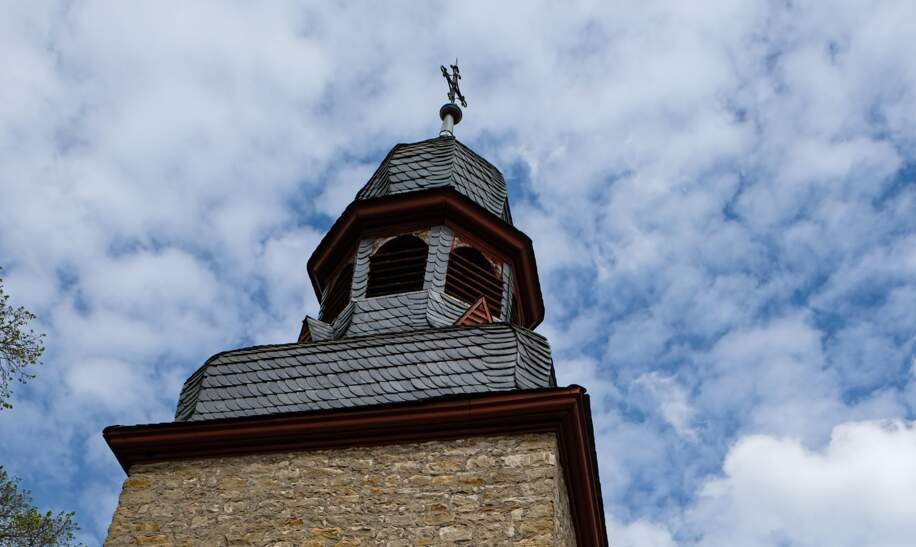 Schiefer Turm von Gau-Weinheim. Neigungswinkel 5,4 Grad. Mittelalterlicher Wehrturm. Landkreis Alzey-Worms in Rheinland-Pfalz | © Gettyimages.com/Ganna Zelinska