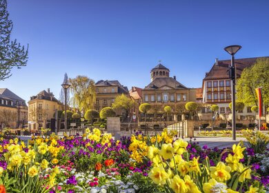 Blick auf den neu sanierten La-Spezia-Platz in Bayreuthan einem schönen Frühlingstag mit bunten Blumen  | © GettyImages.com/Juergen Sack
