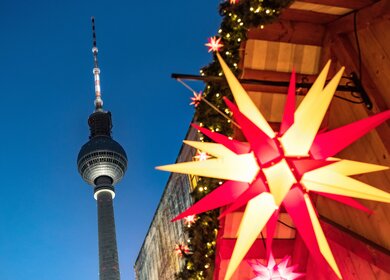 Fernsehturm auf dem beleuchteten Weihnachtsmarkt am Berliner Alexanderplatz | © Gettyimages.com/golero