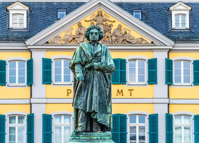 Blick auf die Beethoven Statue auf dem Münsterplatz in Bonn | © Gettyimages.com/PhotoFires