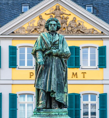 Blick auf die Beethoven Statue auf dem Münsterplatz in Bonn | © Gettyimages.com/PhotoFires