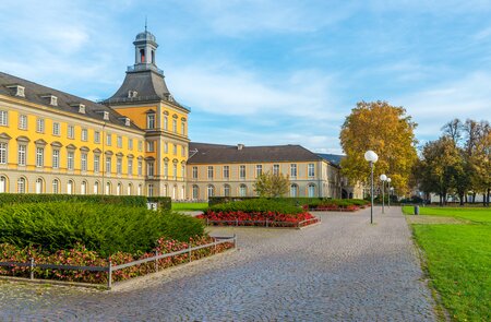 Blick auf die Universität Bonn mit Garten | © Gettyimages.com/Goldenutz