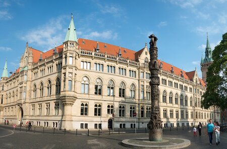 Denkmal 2000 Jahre Christentum und Rathaus in Braunschweig mit hellblauem Himmel | © GettyImages.com/lexan