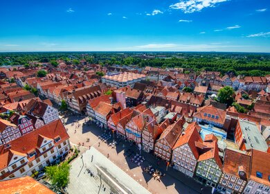Luftaufnahme mittelalterlicher Straßen von Celle an einem Sommertag mit blauem Himmel | © jovannig