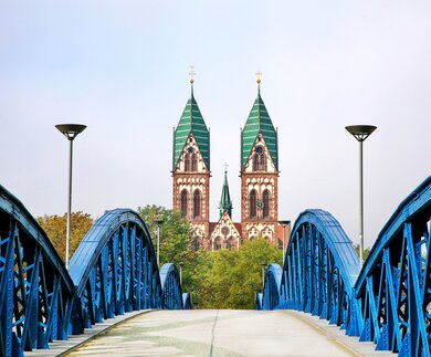 Blick von der Stuhlinger Brücke auf die Kirche von Freiburg | © Gettyimages.com/Jirobkk