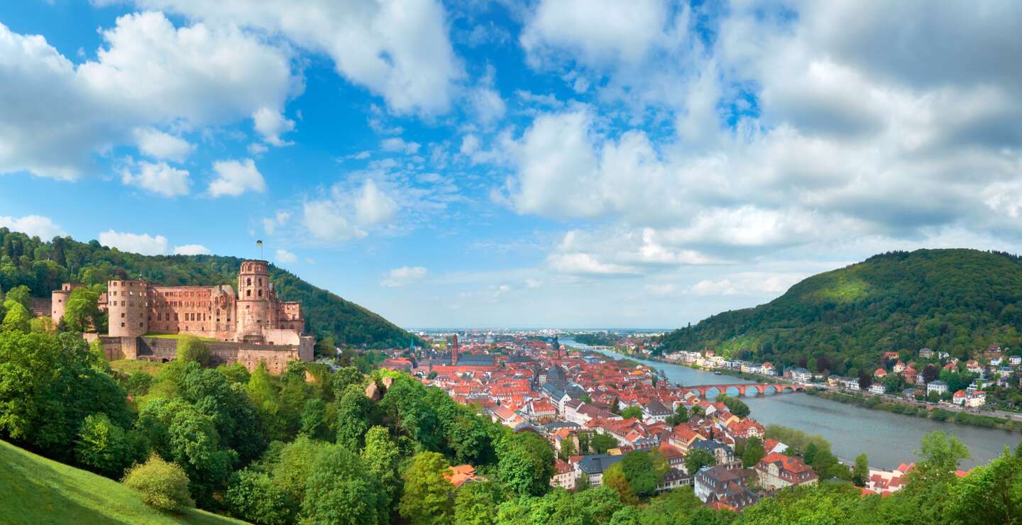 Heidelberger Stadt in Deutschland und Ruine des Heidelberger Schlosses im Frühling | © Gettyimages.com/anyaivanova