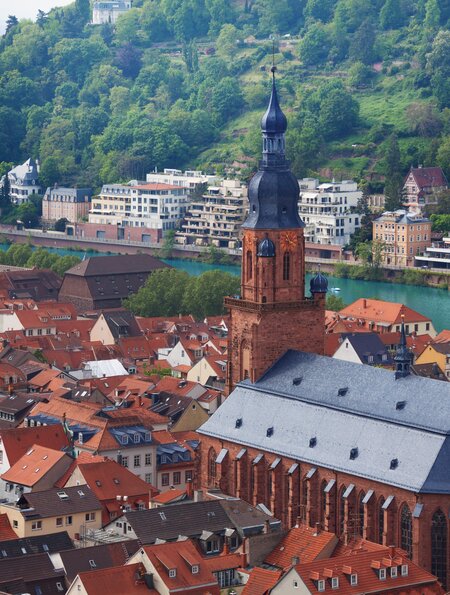 Panoramablick mit Heiliggeistkirche im Sommer in Heidelberg | © Gettyimages.com/SerrNovik