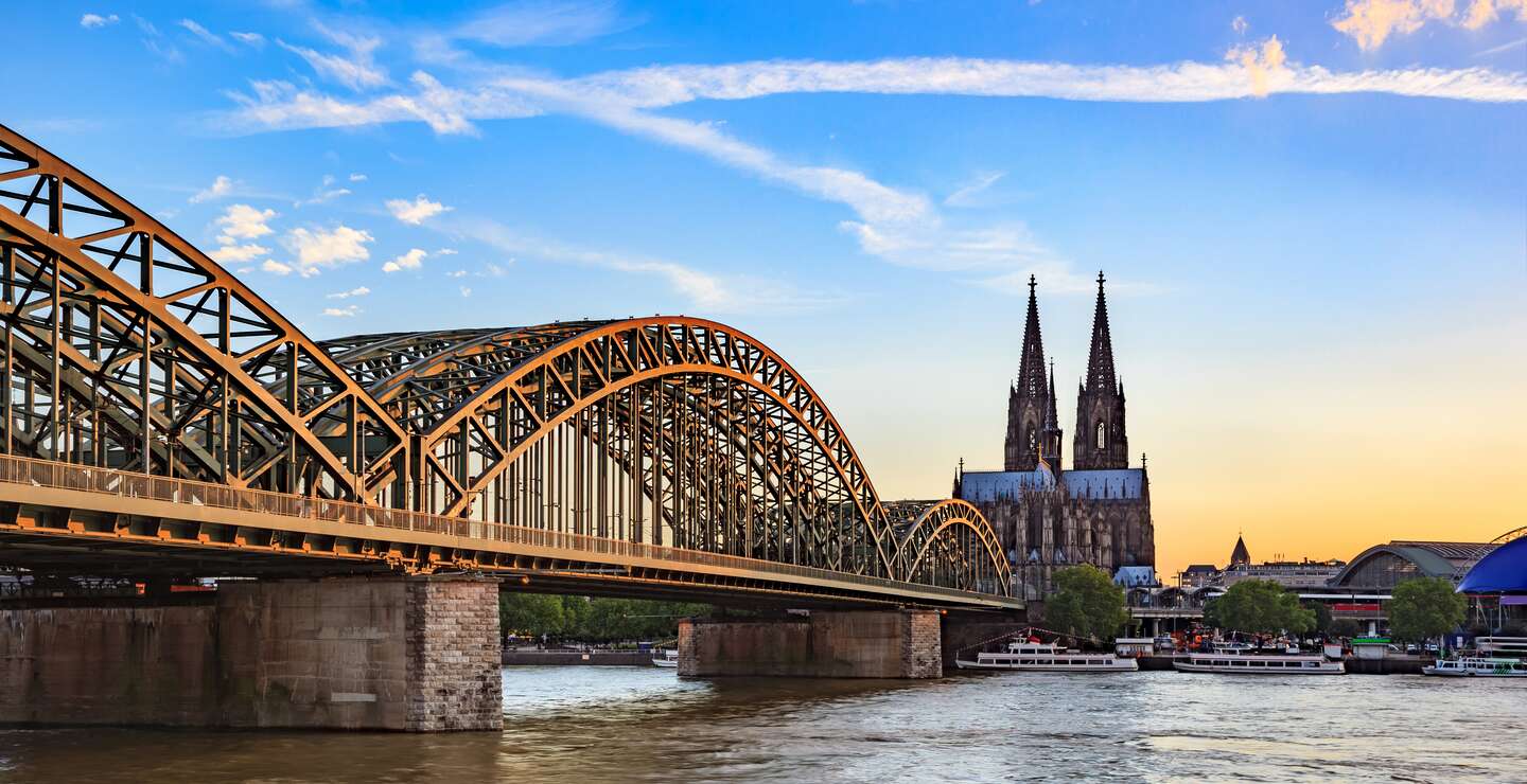 Blick auf Kölner Dom und Hohenzollernbrücke bei Sonnenunergang | © Gettyimages.com/Noppasin