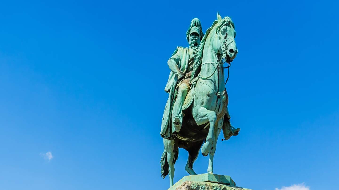 Denkmal von Wilhelm dem I. in der Nähe der Hohenzollernbrücke und des Kölner Doms in der Stadt Köln | © Gettyimages.com/rclassenlayouts