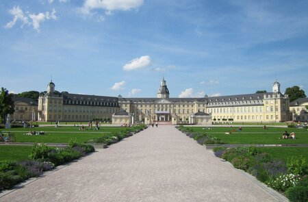 Bblick auf das Schloss im Schlossgarten in Karlsruhe mit Touritsten auf den Rasenflächen | © Pixabay.com/WikimediaImages