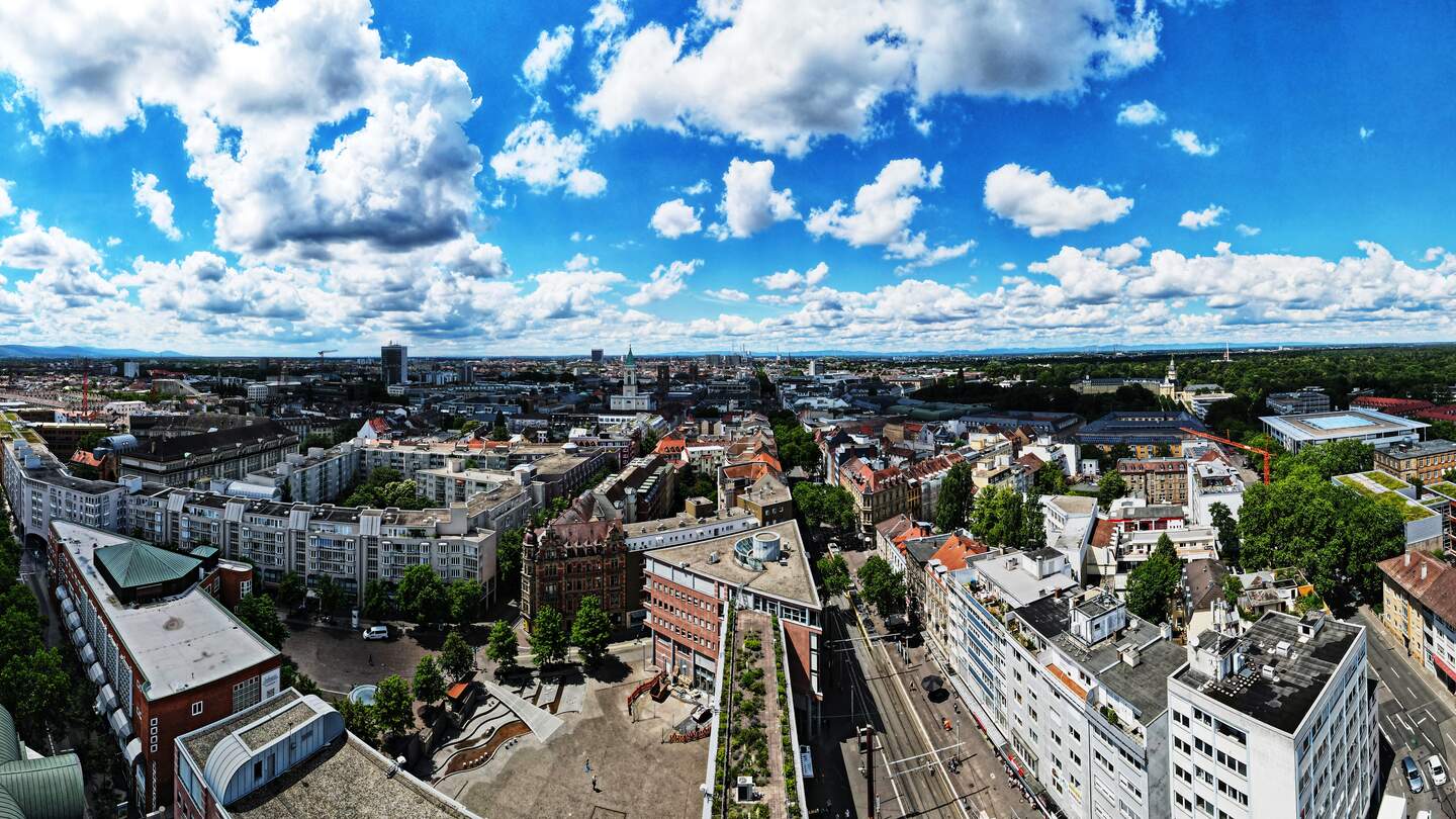 Luftaufnahme des Panoramas von Karlsruhe mit Wolken und blauem Himmel | © Gettyimages.com/Manuel Koecher