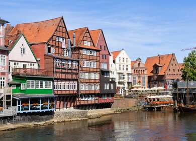 Alter Hafen in Lüneburg mit Fluss und alten Häusern | © Gettyimages.com/Hiro1775