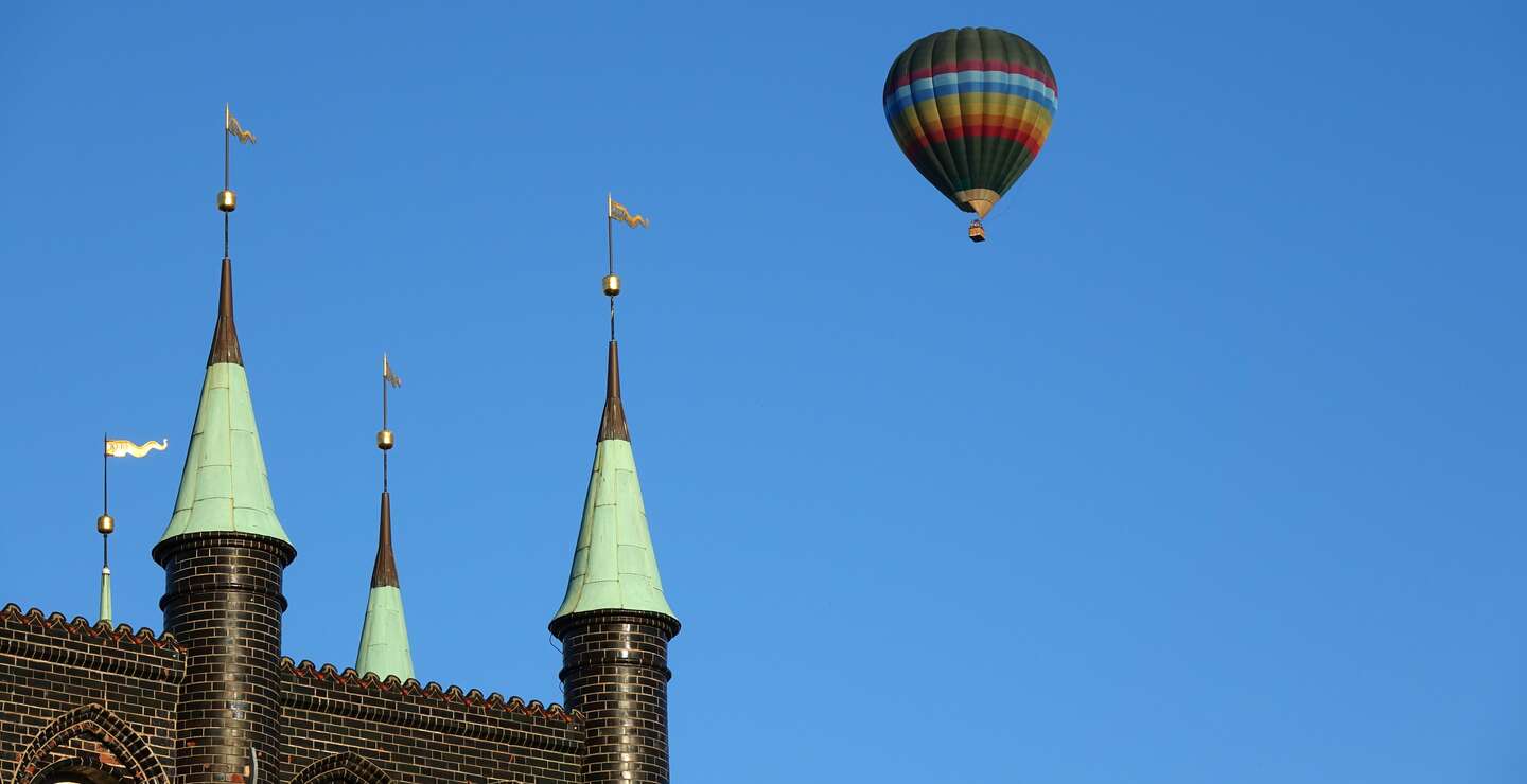 Heißluftballon am Rathaus in Lübeck  | © Gettyimages.com/vora