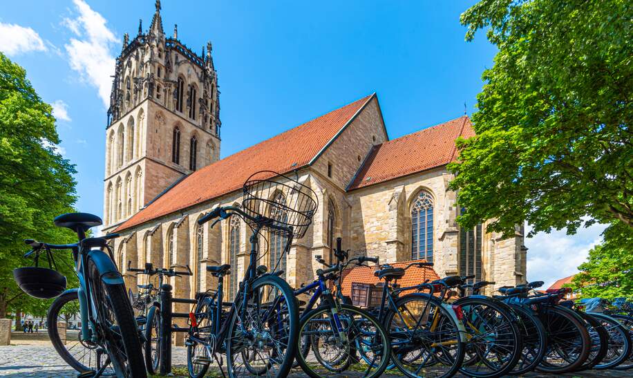 Fahrradstadt Münster - Fahrräder vor der Überwasserkirche | © Gettyimages.com/A-Tom
