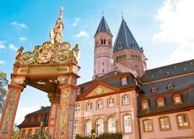 Untersicht auf den Mainzer Dom St.Martin und Marktbrunnen bei strahlendem Sonnenschein | © Gettyimages.com/AdventurePicture