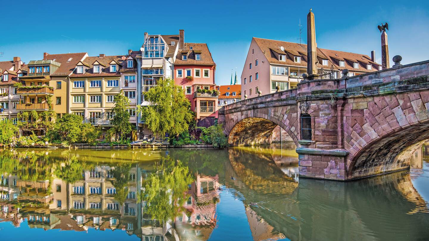 Blick auf die Stadt Nürnberg über den Fluss bei schönem Wetter | © Gettyimages.com/SeanPavonePhoto