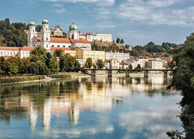 Passau an der Donau mit Blick auf den Stephansdom bei gutem Wetter | © Gettyimages.com/Vrabelpeter1