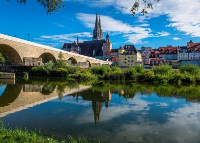 Blick auf die alte Steinbrücke über der Donau und die Altstadt von Regensburg | © Gettyimages.com/no_limit_pictures