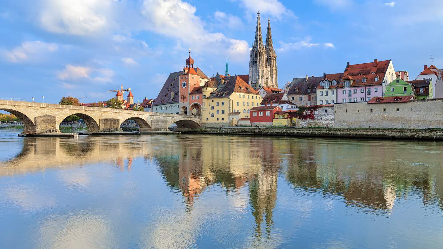 Blick von der Donau auf den Regensburger Dom und die Steinerne Brücke in Regensburg, | © Gettyimage/klug-photo