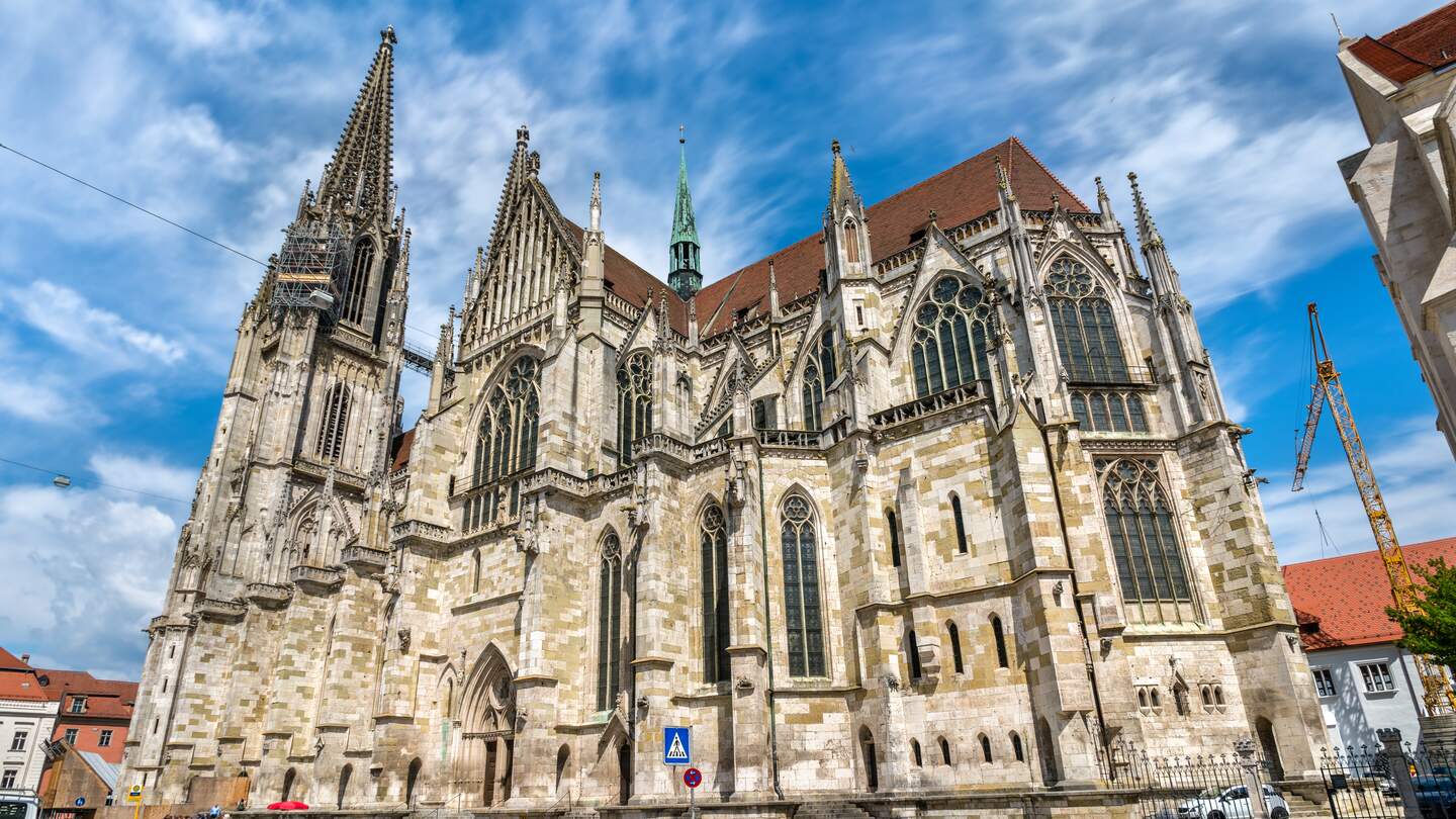 Untersicht auf den Dom St. Peter in Regensburg bei gutem Wetter | © Gettyimages.com/Leonid Andronov