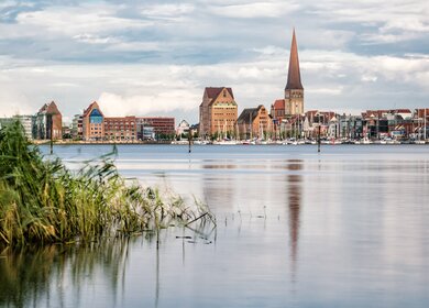 Blick auf Rostock über das Wasser bei Tag | © Gettyimages.com/RicoK69