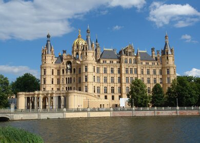 Blick auf das Schloss von Schwerin von Außen | © © Gettyimages.com/hbbolten