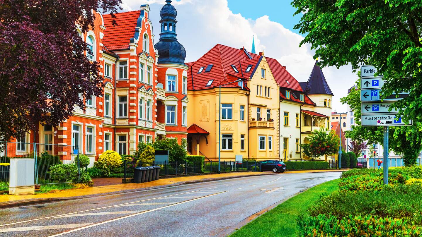 Altstadt mit bunten Häusern in Schwerin | © © Gettyimages.com/scanrail