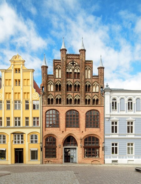 Historische Häuser mit außergewöhnlicher Architektur am Marktplatz von Stralsund | © © Gettyimages.com/anyaivanova