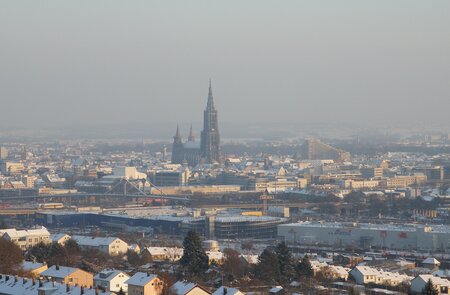Stadtüberblick der Stadt Ulm im Winter, bedeckt mit Schnee | © Pixabay.com/realist