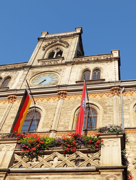 Das Rathaus der Stadt Weimar mit Flaggen | © © Gettyimages.com/arturbo