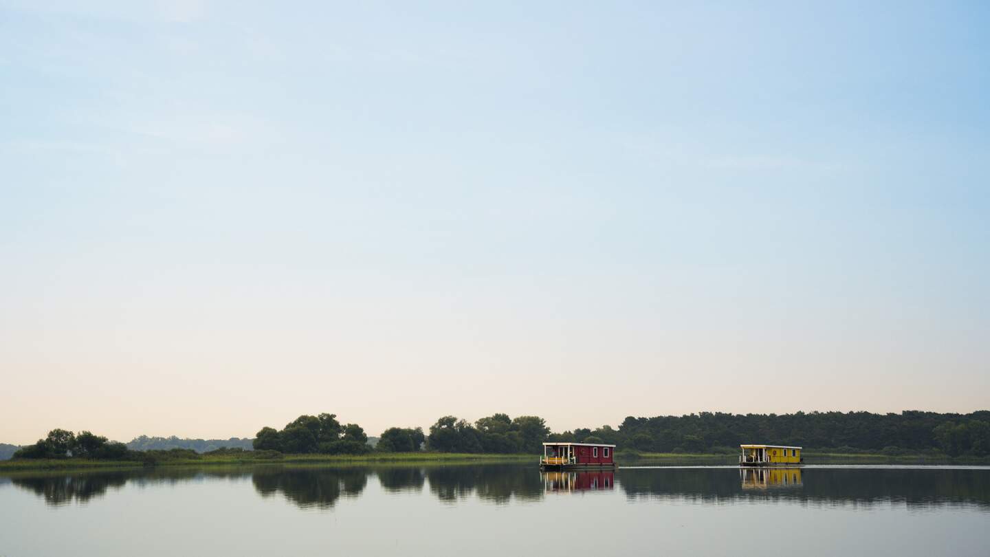 Einzelnes Hausboot auf einem See in Brandenburg im Sommer | © © Gettyimages.com/wayra