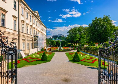 Berühmte Mirabellgärten mit historischer Festung in Salzburg | © Gettyimages.com/DaLiu