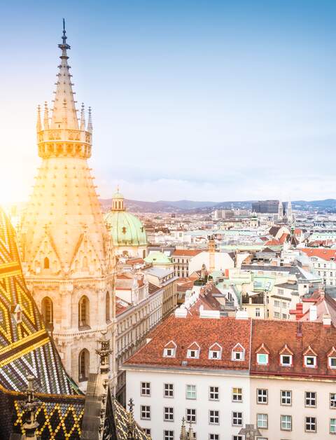 Blick vom Dach des Stephansdom auf die Skyline der Stadt Wien bei Sonnenschein | © Gettyimages.com/bluejayphoto