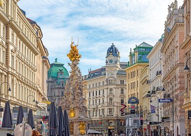 Grabenstraße und Pestsäule im Zentrum von Wien bei schönem Wetter | © Gettyimages.com/Vladislav Zolotov