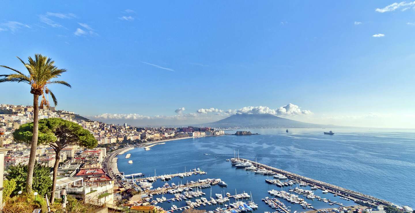 Blick von Posillipo aus auf das Panorama von Neapel mit Mittelmeer und Vesuv | © Gettyimages.com/eddygaleotti 