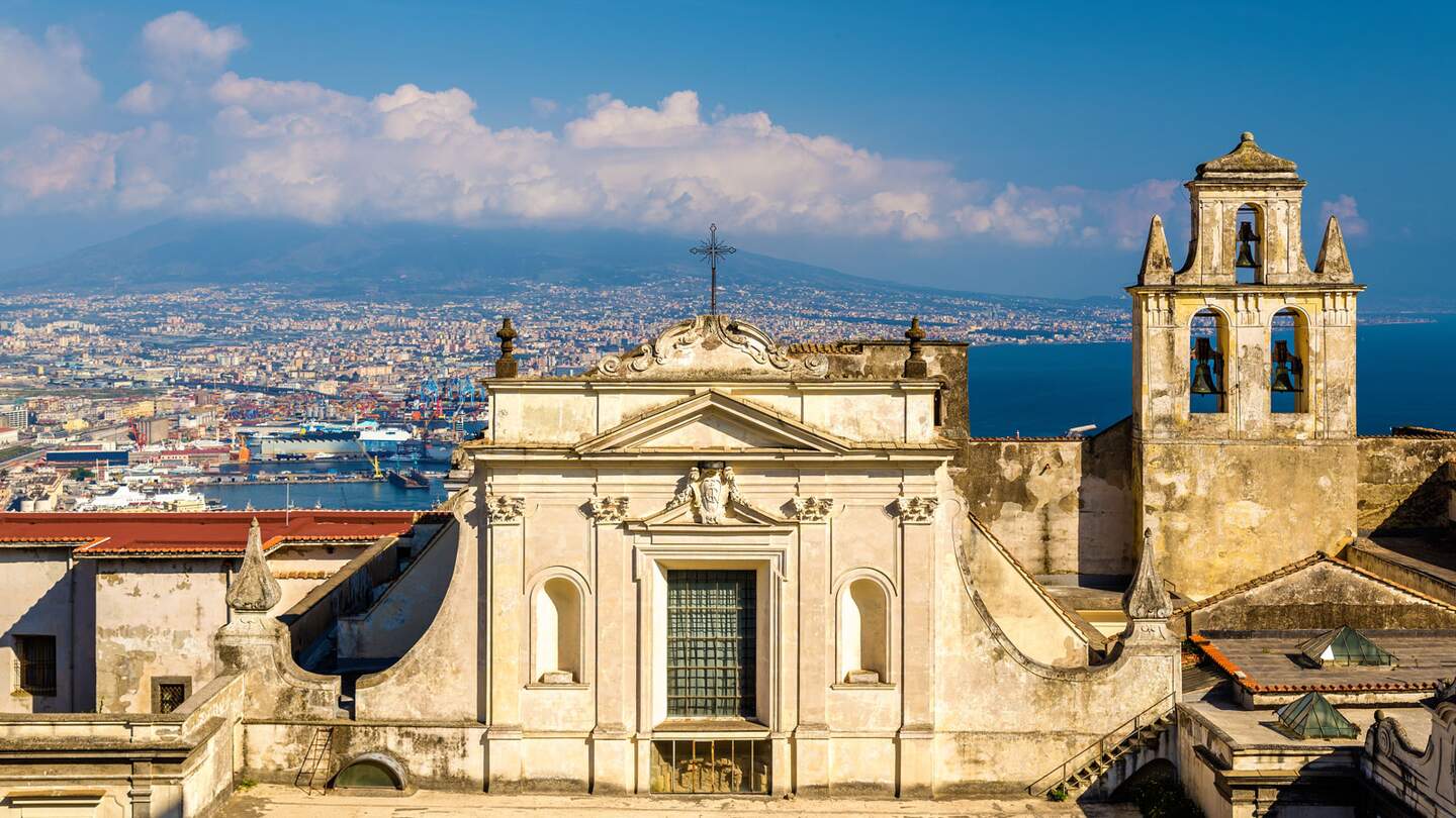 Blick auf Certosa di San Martino in Neapel mit verdecktem Vesuv im Hintergrund | © Gettyimages.com/Leonid Andronov