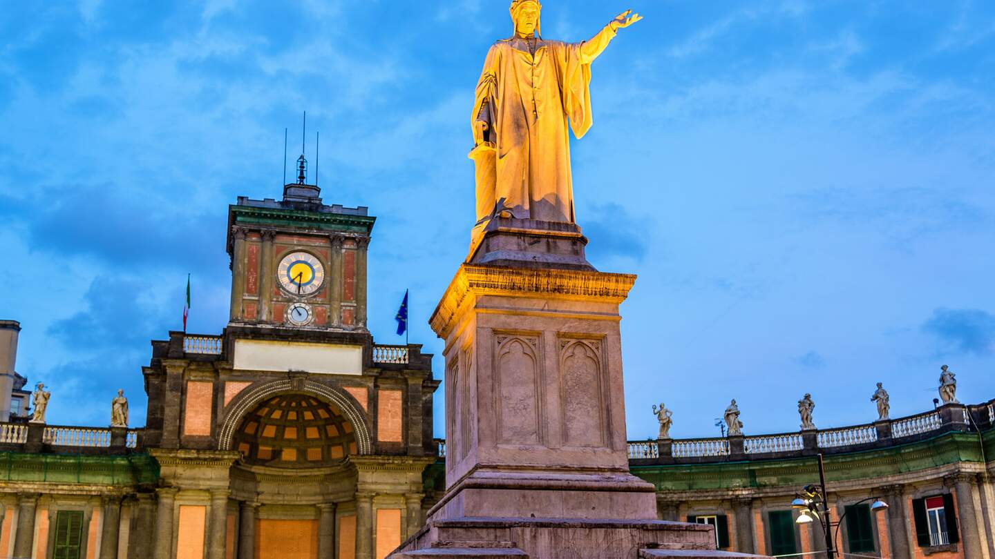Das angestrahlte Dante Alighieri Monument in Neapel bei Nacht | © Gettyimages.com/Leonid Andronov