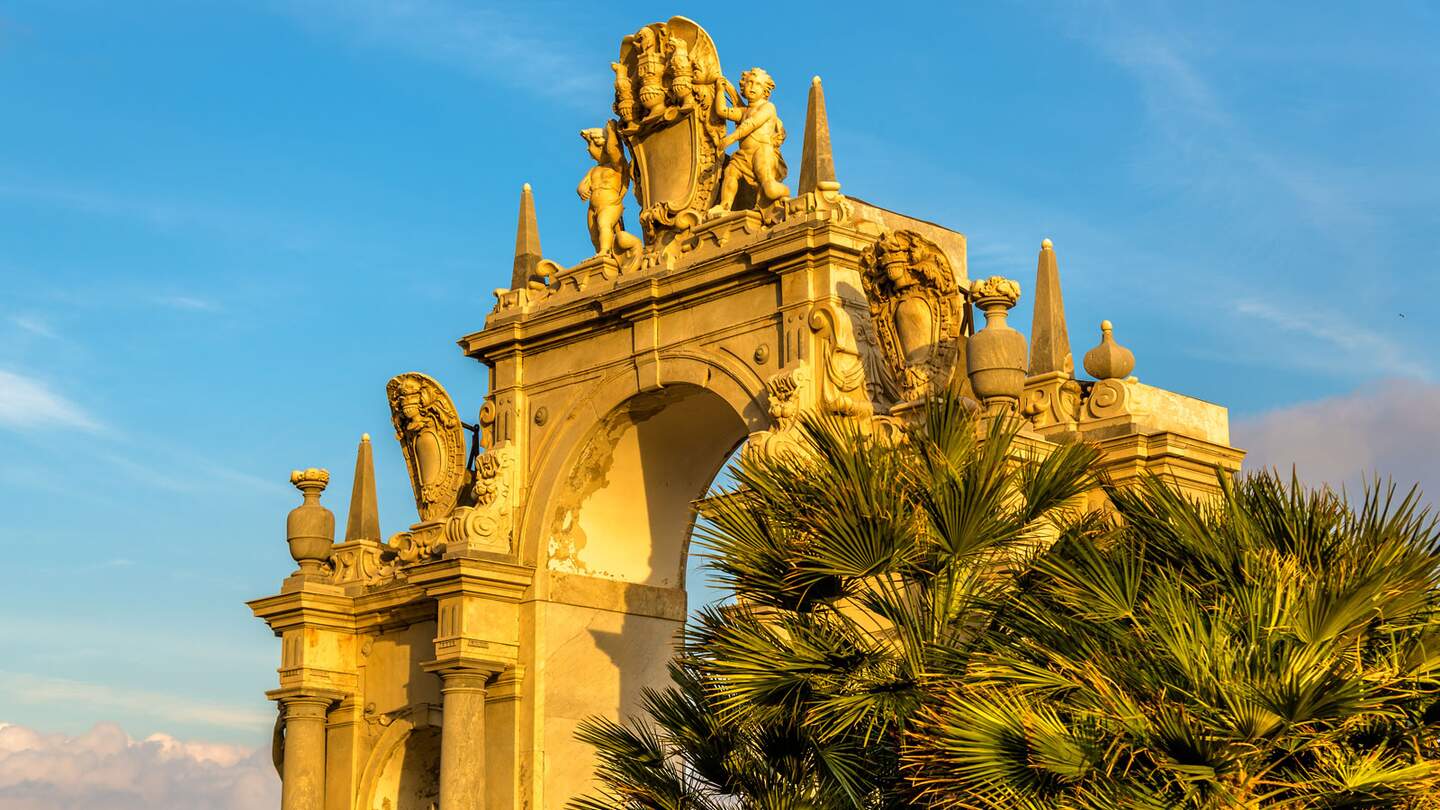 Immacolata Brunnen in Neapel mit Palmen im Sonnenschein | © Gettyimages.com/Leonid Andronov