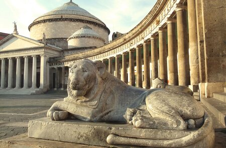 Skulptur eines Löwen vor der Basilika San Francesco di Paola in Neapel auf der Piazza del Plebiscito | © Gettyimages.com/nevarpp 