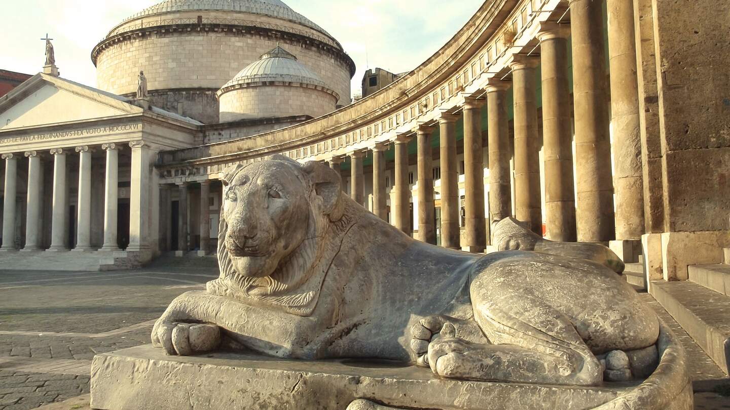 Skulptur eines Löwen vor der Basilika San Francesco di Paola in Neapel auf der Piazza del Plebiscito | © Gettyimages.com/nevarpp 