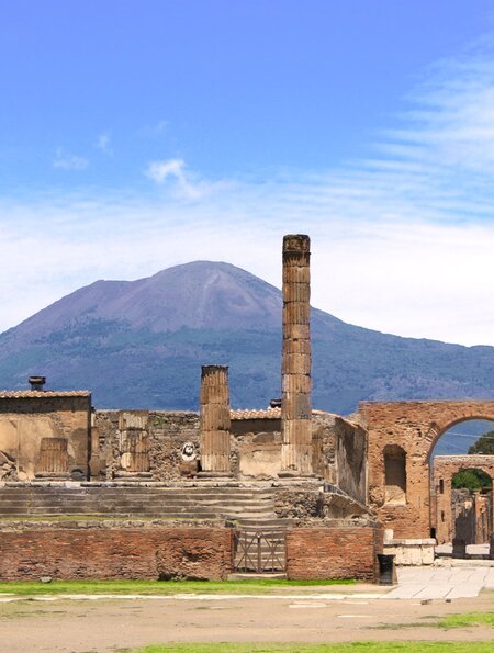 Ruinen der antiken Stadt Pompei mit dem Vulkan Vesuv im Hintergrund | © Gettyimages.com/frentusha