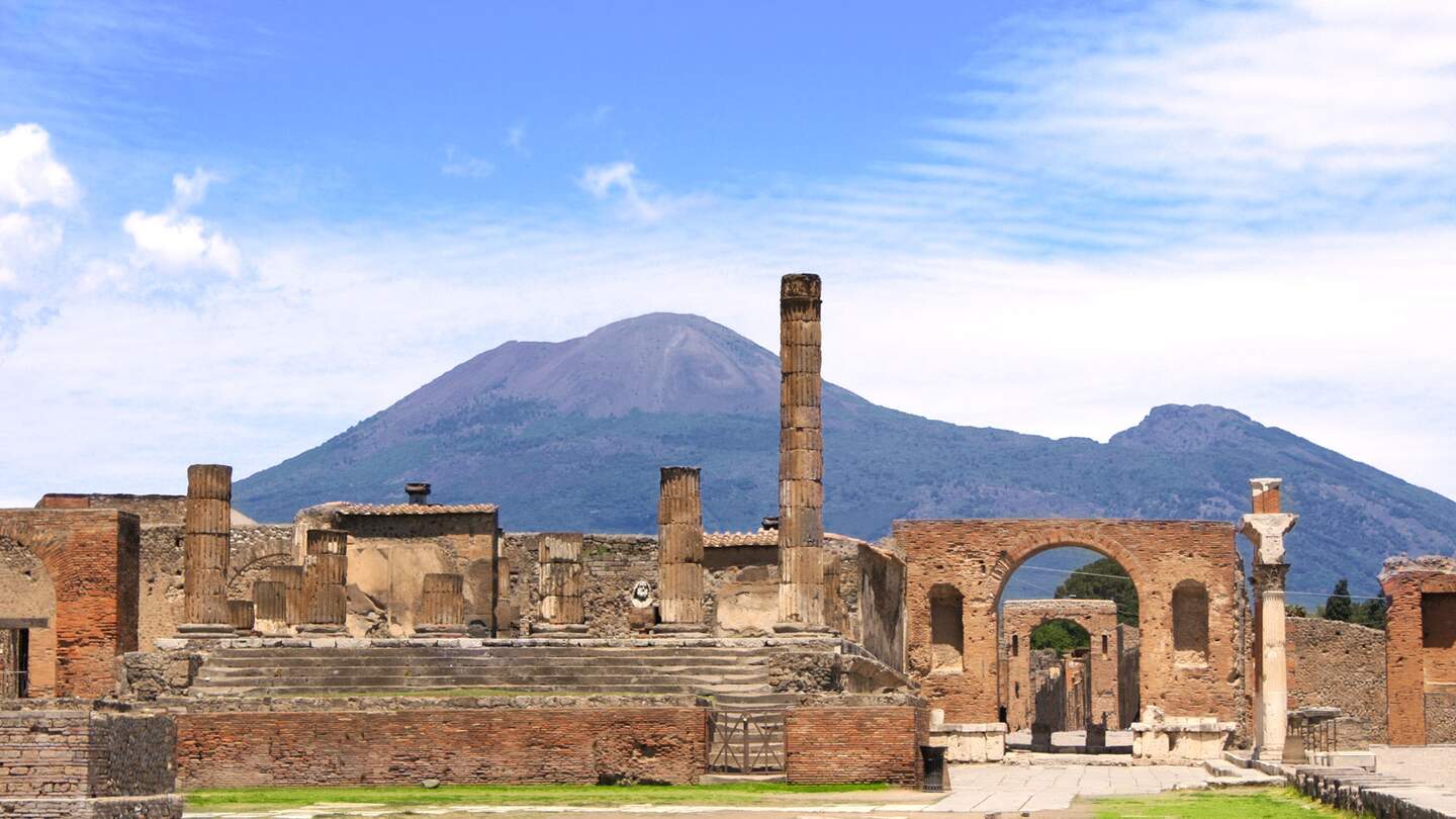 Ruinen der antiken Stadt Pompei mit dem Vulkan Vesuv im Hintergrund | © Gettyimages.com/frentusha