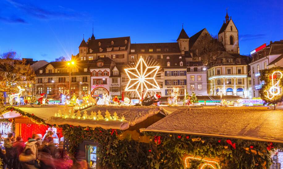 Blick auf den Baseler Weihnachtsmarkt bei Nacht | © Gettyimages.com/Juergen Sack