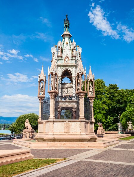Brunswick Monument ist das Grabmal von Karl II. Herzog von Braunschweig in Genf am Square des Alpes | © Gettyimages.com/saiko3p