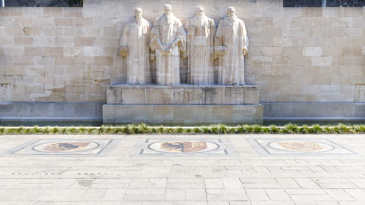 Vier-Mann-Skulpturen an der Reformationsmauer im Parc Des Bastions in genf | © Gettyimages.com/Risto0