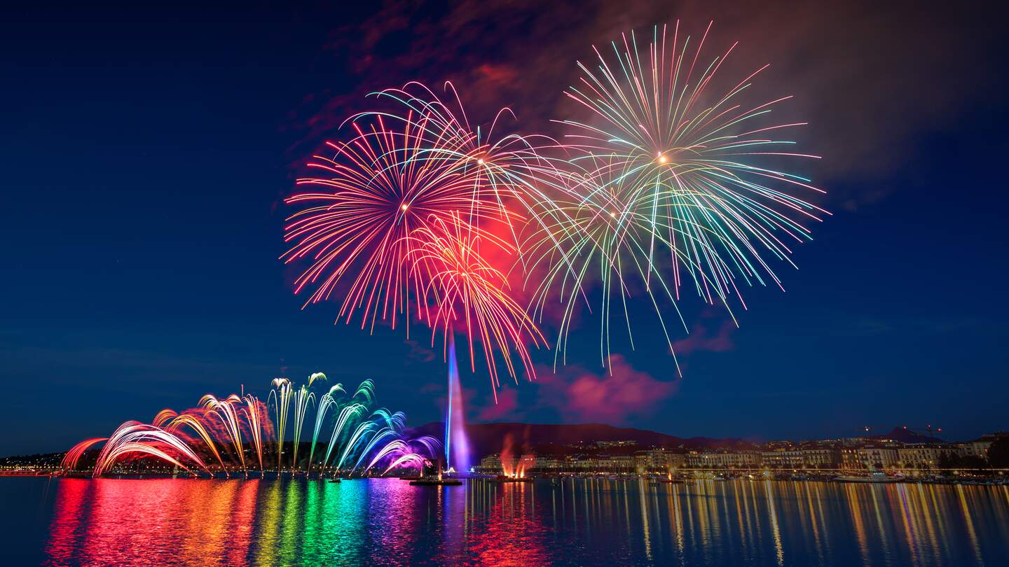 Feuerwerk über dem Genfer See zum Fêtes de Genève bei Nacht | © Gettyimages.com/gui00878