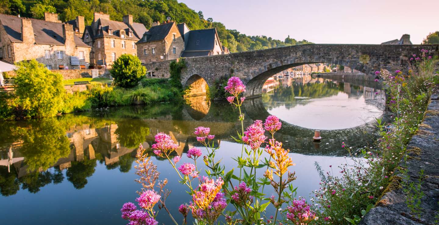 Dinan Alte mittelalterliche Brücke und Steinhäuser, die sich im Fluss Rance spiegeln, Bretagne, Cotes d'Armor, Frankreich | © Gettyimages.com/angelinacecchetto