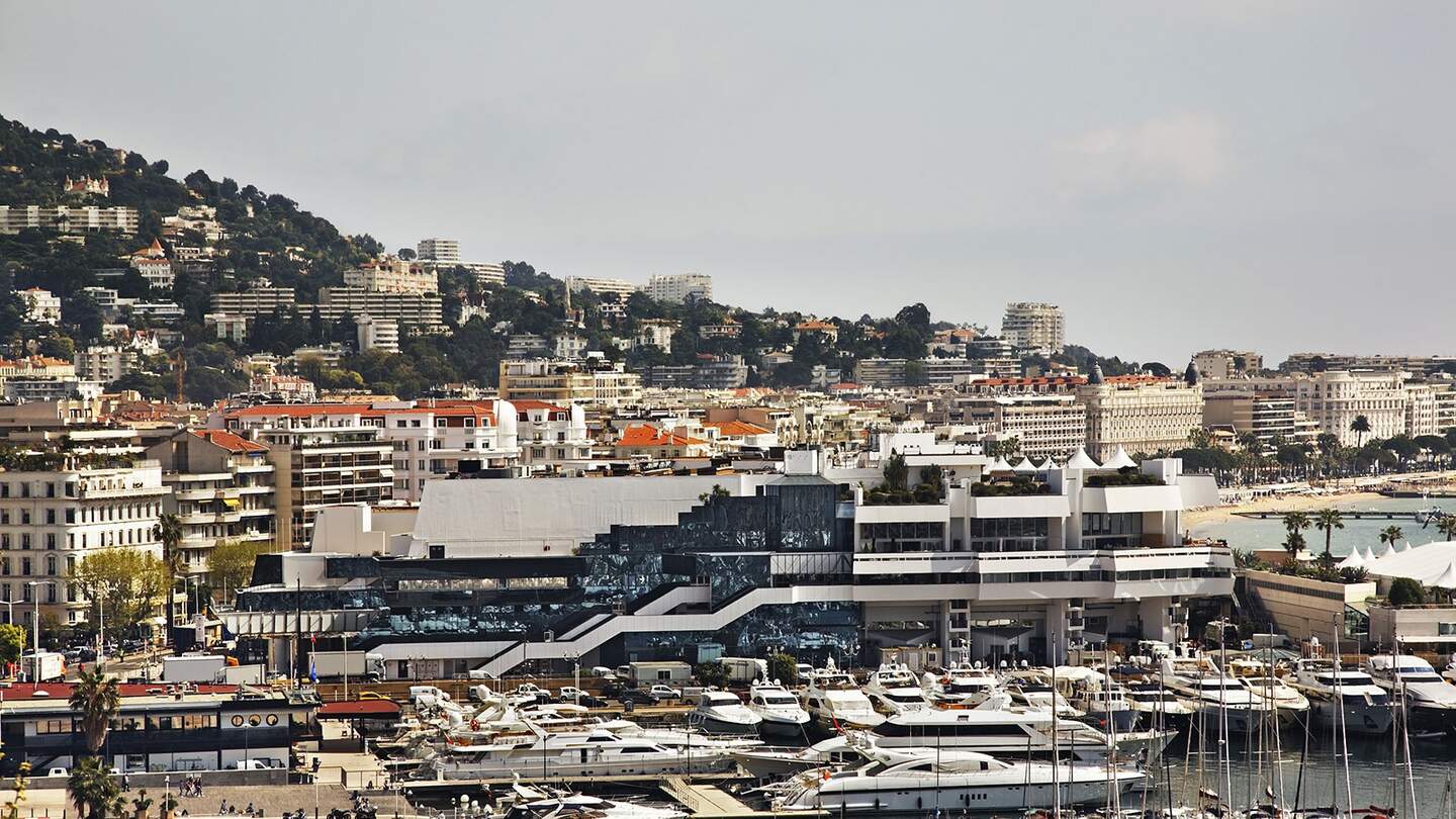 Blick auf das Palais des Festivals et des Congrés in Cannes mit dem Hafen im Vordergrund | © Gettyimages.com/ShevchenkoAndrey