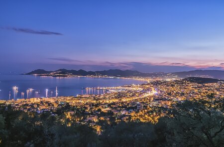 Cannes Stadtpanorama in Frankreich Die Stadt Cannes | © Gettyimages.com/stockbym