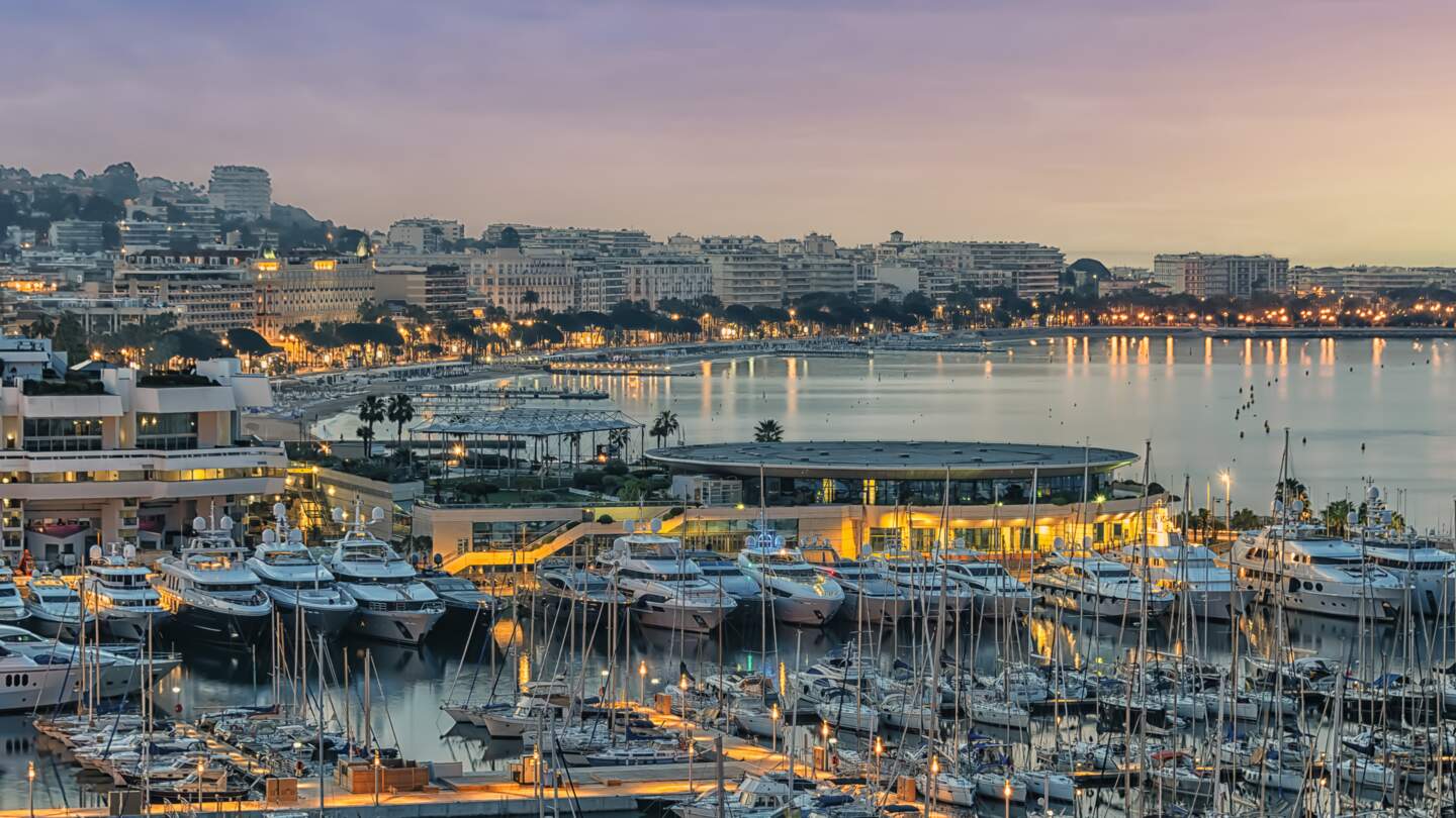 Alter Hafen in Cannes bei Sonnenaufgang | © Gettyimages.com/stockbym